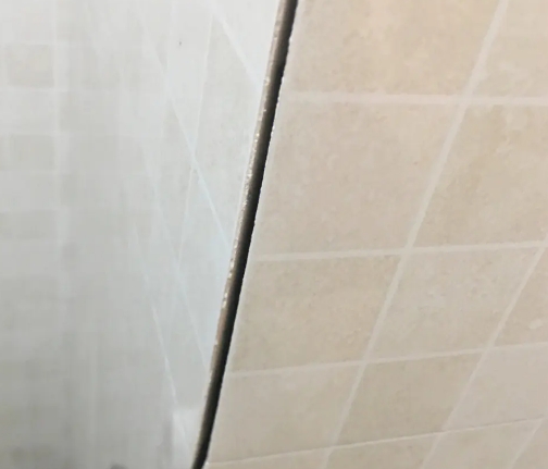 玉龙瓷砖空鼓维修公司分享阳台瓷砖脱落的修复过程可以分为以下几个步骤