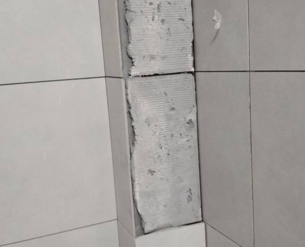 玉龙瓷砖空鼓维修公司分享下瓷砖施工前基层浇水润湿程度不足，可能导致以下问题