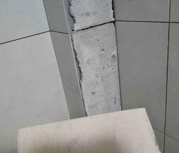玉龙瓷砖空鼓维修公司分享下厨房瓷砖脱落的补救措施。